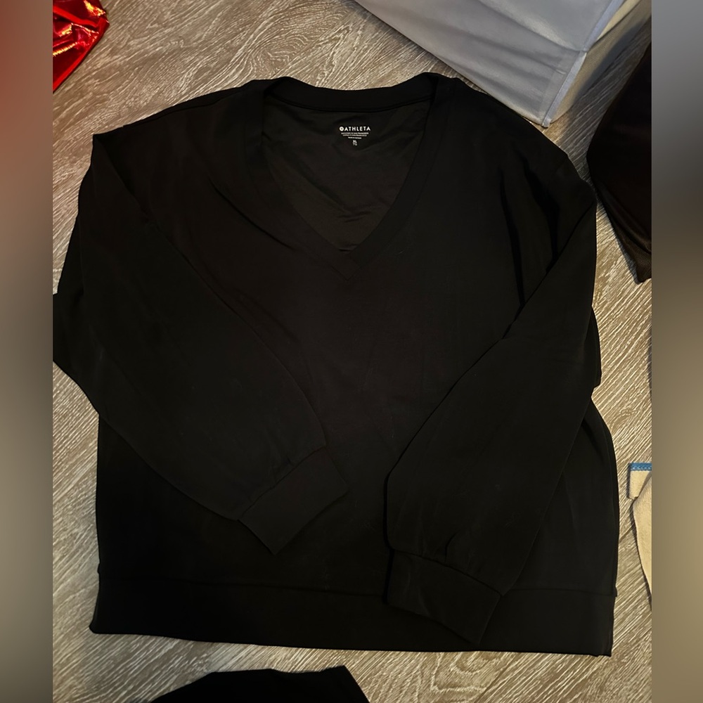 ATHLETA V NECK SOFT CREW